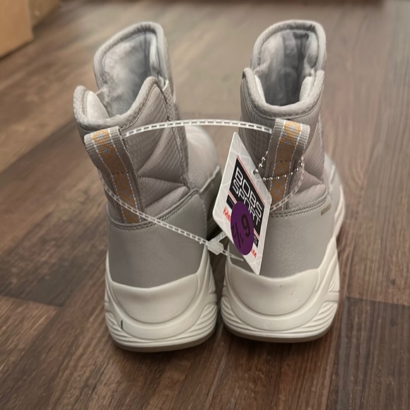 Women's Gray Quilted Winter Boots - Picture 4 of 6